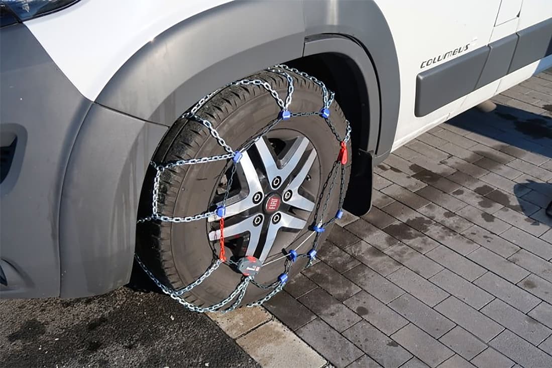 Schneeketten für LKW: Warum Felgenschutz und Selbstspannung entscheidend sind