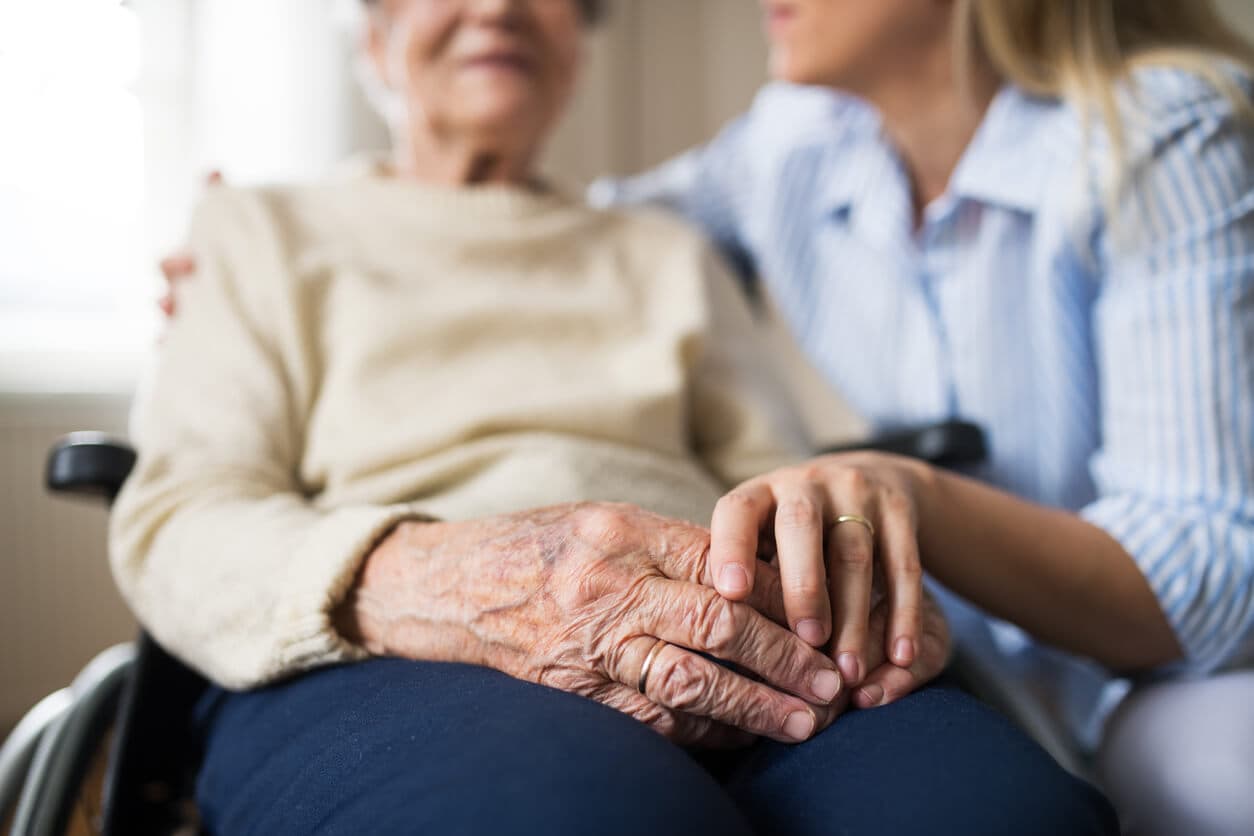 Rund-um-die-Uhr-Betreuung: 24h Pflege als Alternative zum Pflegeheim