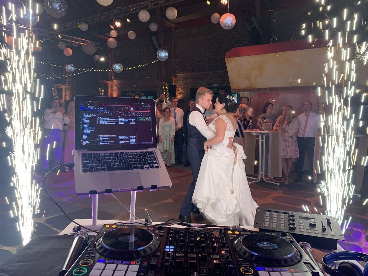Der ultimative Leitfaden zur Einstellung eines Hochzeits-DJs
