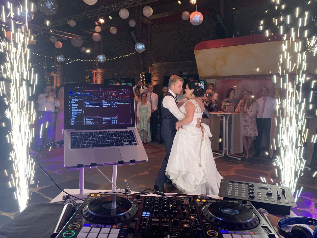 Der ultimative Leitfaden zur Einstellung eines Hochzeits-DJs
