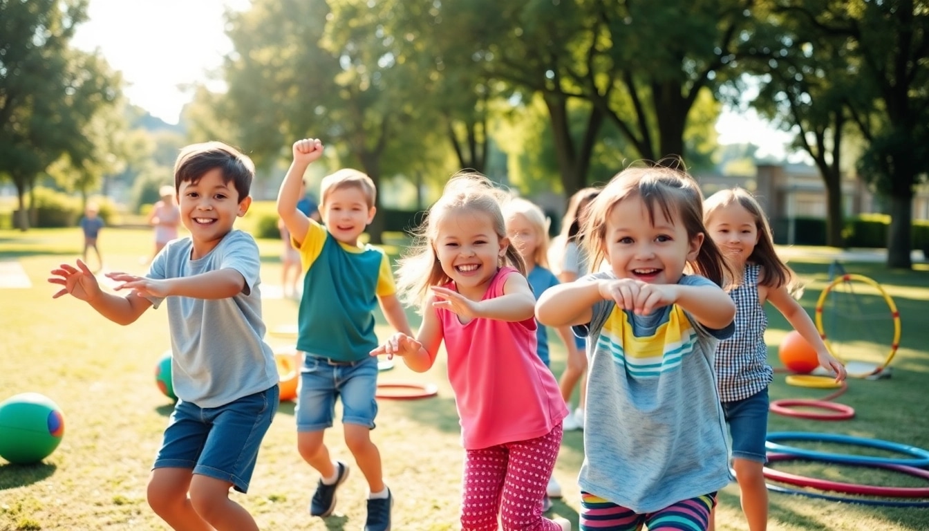 Jetzt Details ansehen: Kinder spielen froehlich Bewegungsspiele im Park.