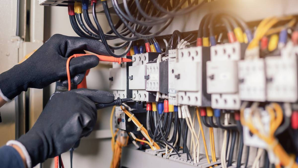 DGUV Vorschrift 3 und VDE Prüfung: Unterschiede zwischen Erst- und Wiederholungsprüfung