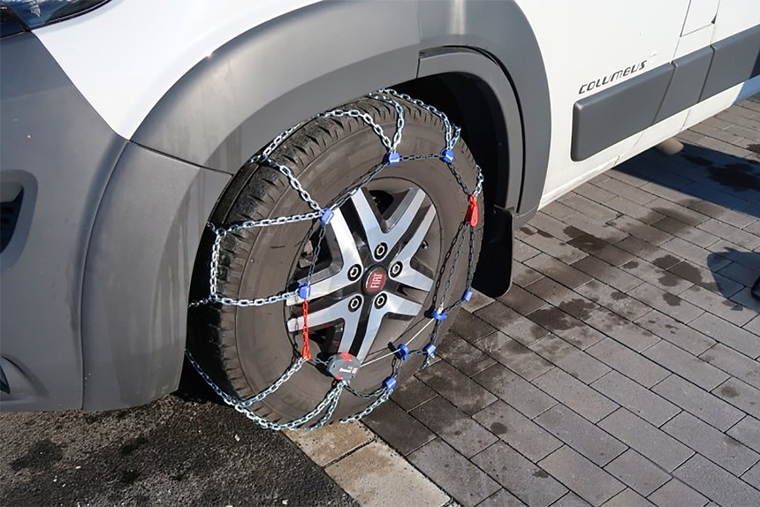Schneeketten für LKW: Warum Felgenschutz und Selbstspannung entscheidend sind