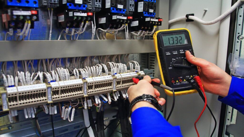 Prüfung ortsfester elektrischer Anlagen: Unterschiede zwischen Erstprüfung und Wiederholungsprüfung